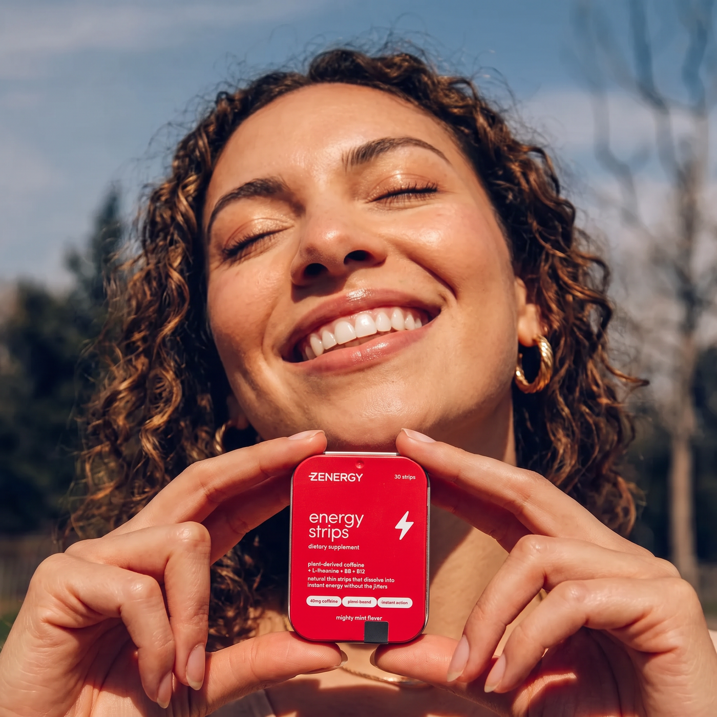 Mujer sonriendo con una caja de Energy Strips